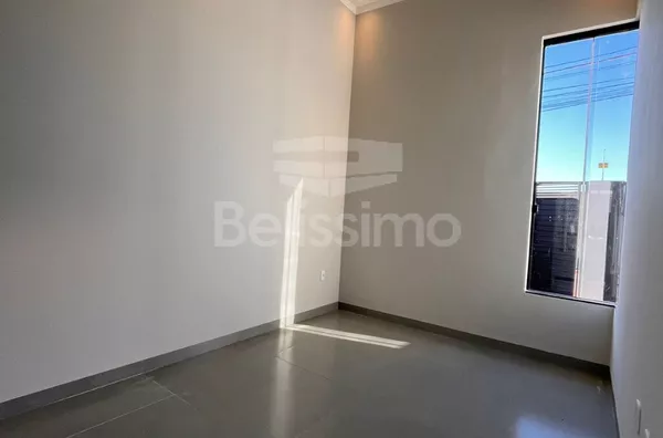 Casa com excelente localização 10 minutos do centro. Casa com 03 (três) quartos, sendo 01 (um) suíte, 02 (dois) banheiros, 01 (uma) sala de estar, 01 (uma) cozinha, 01 (uma) lavanderia e com garagem para 2 carro. 