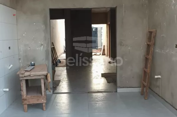 Casa com excelente localização 10 minutos do centro. Casa com 02 (dois) quartos, sendo os dois suíte, 02 (dois) banheiros e 1 (Um) Lavabo, 01 (uma) sala de estar, 01 (uma) cozinha, 01 (uma) lavanderia e com garagem para 2 carro. 