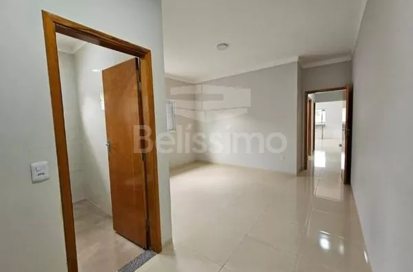 Casa com excelente localização. Casa com 02 (dois) quartos, sendo 01 (um) suíte, 02 (dois) banheiros, 01 (uma) sala de estar, 01 (uma) cozinha, 01 (uma) lavanderia, com garagem para 2 carro e espaço para ampliação.