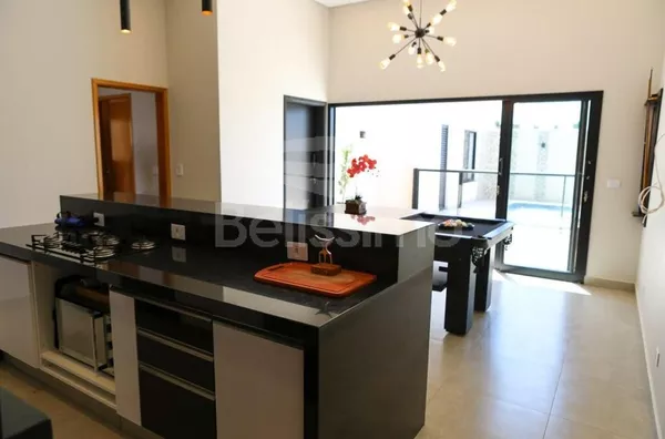 Linda Casa no condomínio Costa Leste . Casa com 03(três)  quartos, sendo 1 suíte com closet e ventilador de teto nos  outros 2 quartos,  Móveis Planejados em todos os quartos,  01(um) banheiro social  com planejados,  Todos Lavatórios c/ pedra esculpida e