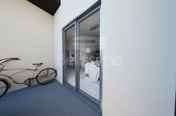 Casa com excelente localização 10 minutos do centro. Casa com 02 (dois) quartos, sendo 01 (um) suíte, 02 (dois) banheiros, 01 (uma) sala de estar, 01 (uma) cozinha, 01 (uma) lavanderia e com garagem para 2 carro. 