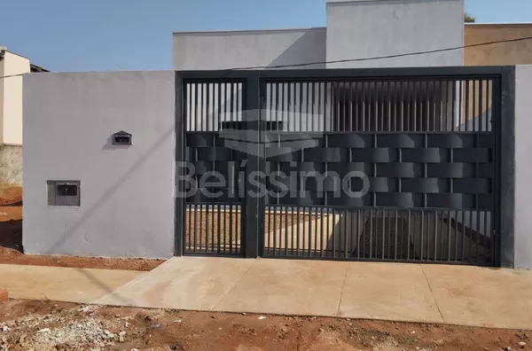 Casa com excelente localização, Bairro Vila Alegre. Casa de 2 quartos,  01(uma) sala de TV, 01 (uma) cozinha, (01) banheiro, 01 (uma) área de serviço coberta e garagem para 2 carros coberta.