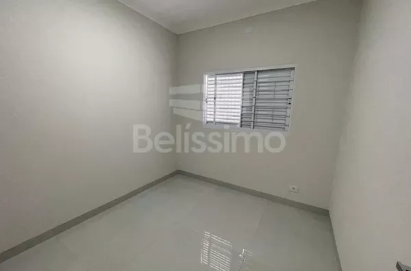 Linda Casa no Mais Parque.  Casa com 03 (três)  quartos, sendo 1 suíte, 02 (dois) banheiro, 01(uma) sala de estar,01(uma) cozinha, lavanderia coberta, garagem para 2 carros.  Área Construída: 96m²  Área Total: 180m²