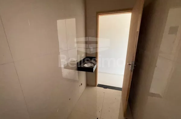 Casa com excelente localização. Casa de 2 quartos,  01(uma) sala de TV, 01 (uma) cozinha, (01) banheiro, 01 (uma) área de serviço coberta e garagem para 1 carro.