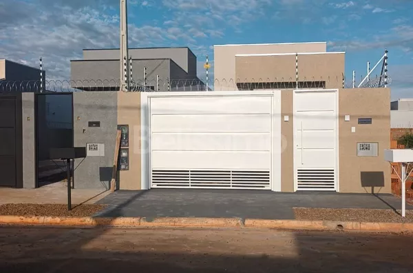 Casa com excelente localização 10 minutos do centro. Casa com 02 (dois) quartos, sendo 01 (um) suíte, 02 (dois) banheiros, 01 (uma) sala, 01 (uma) cozinha, 01 (uma) lavanderia e garagem para 2 carros. 