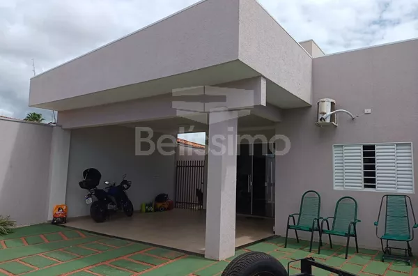 Lindo sobrado localizado no bairro Vila Nova, sobrado bem localizado e com lindos detalhes em bambu.
