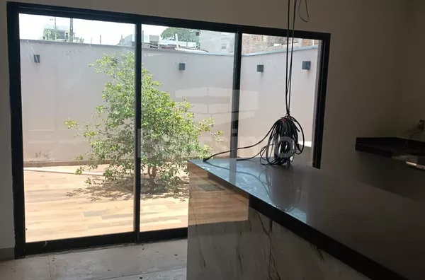 Casa com excelente localização no Condomínio Village do lago.  Casa com: 03 (Três) Quartos, sendo todos suíte, 01 (uma) Sala de TV , 01 (uma) Cozinha com área gourmet, 03 (três) Banheiros.  01 (uma) Área de serviço coberta, Garagem para 2 carros, Piscina