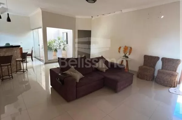 Linda casa bairro Jardim Alvorada, contendo 03 (Três) Quartos, 01 (Um) Banheiros, Cozinha com planejado, 01 (Uma) Sala de TV, churrasqueira, piscina, 01 (Uma) Lavanderia coberta e 01 (Uma) Garagem 