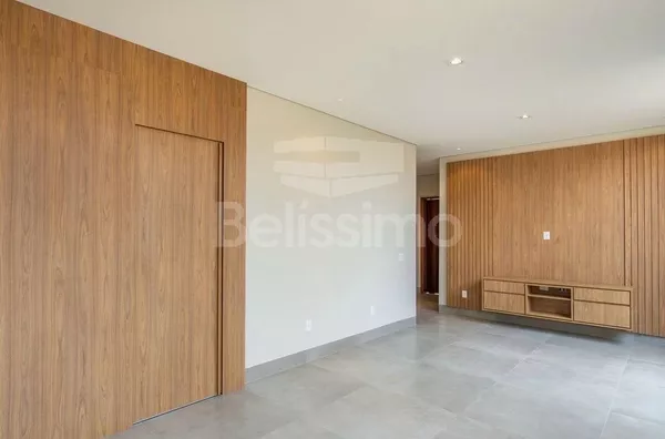 Casa com excelente localização no Condomínio Quarta Lagoa Eco Residence. Casa com 03(Três) quartos, sendo todos suíte, 01(uma) sala de TV,  01(uma) cozinha com área gourmet, 04(quatro) banheiros, 01(uma) área de serviço coberta e com garagem para 2 carros