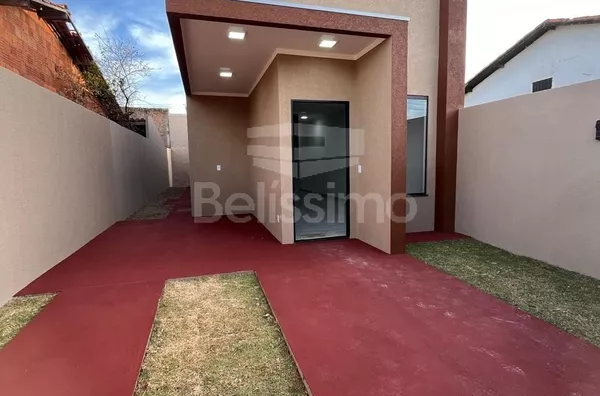 Casa com excelente localização 10 minutos do centro. Casa de 2 quartos, sendo 1 suíte, 01(uma) sala de TV com pé direito alto, 01 (uma) cozinha, 01 (uma) área de serviço coberta, 02 (dois) banheiros e com garagem coberta para 1 carro.