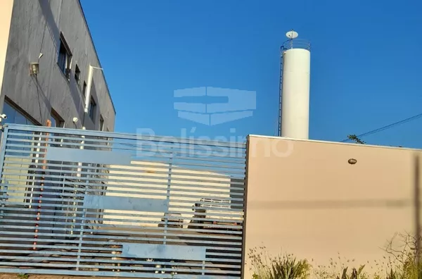 Barracão Contém 12 placas solares,  Média de 1.320 m2 de área construída. Equivalente a 3 terrenos de 12,06 × 30, Uma garagem ampla para carros e caminhões (a garagem não é coberta), Consta também na parte inferior de 4 banheiros sendo 2 adaptados para de