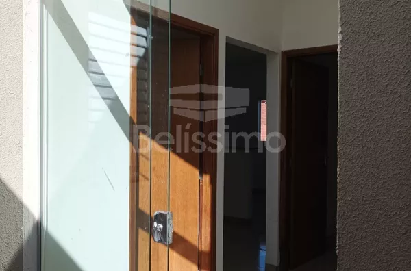 Casa localizada no Bairro Mais Parque, com 02(dois) Quartos, sendo uma suíte, 01(uma) Sala de TV, 01(jardim de inverno), 01(uma) cozinha com planejados, 02(dois)  Banheiros, Lavanderia coberta,  Garagem para 02 Veículos, Portão Eletrônico, Placa solar.   