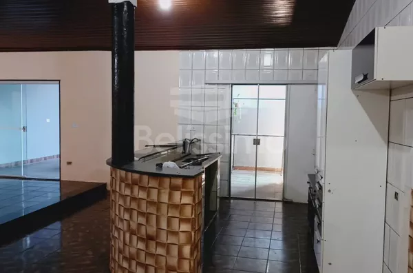 Casa com excelente localização 5 minutos do centro, á 100 mts da Lagoa maior, casa de 2 quartos, sendo 1 suíte, 01(uma) sala de TV, 01 (uma), 01 (uma) cozinha com armários planejados, 01 (uma) área de serviço coberta, 01 (um) banheiro e com garagem para 1