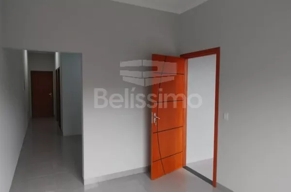 Linda casa no bairro Nova Três Lagoas, casa bem localizada. Casa contendo, 2 (Dois) Quartos, sendo 1 (Uma) suíte, 2 (Dois) Banheiros, Sala de TV, Cozinha, Lavanderia coberta e garagem para dois carros. 