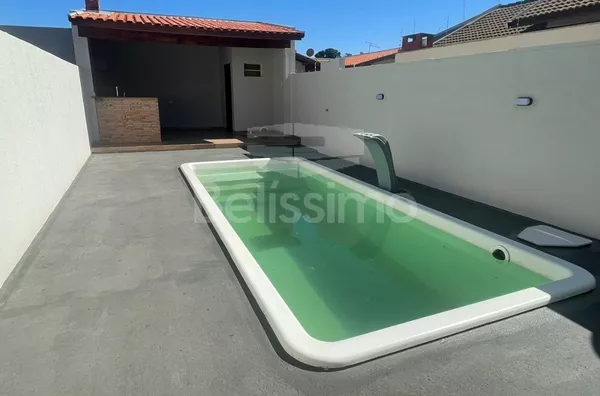 Casa para venda 3 quarto(s) sendo 1 suíte, sala ampla, linda cozinha, banheiro social, lavanderia coberta, área de churrasco, fogão a lenha e piscina.