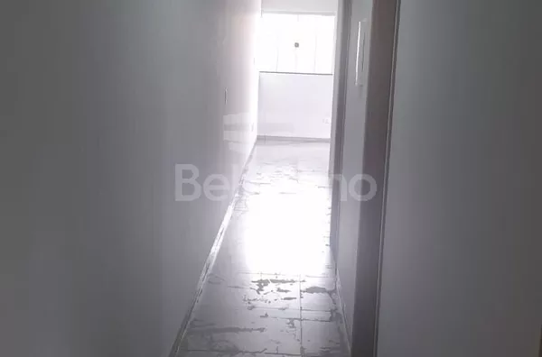 Casa com excelente localização 10 minutos do centro. Casa com 02 (dois) quartos, sendo 01 (um) suíte, 02 (dois) banheiros, 01 (uma) sala de estar, 01 (uma) cozinha, 01 (uma) lavanderia e com garagem para 2 carro. 