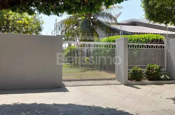 Casa com fino acabamento no Bairro Santos Dumont, excelente localização. Contendo 03(três) quartos, sendo uma suíte, 01(uma) sala, 01(uma) sala de jantar, 01(uma) cozinha ampla com planejados, 04(quatros) banheiros, espaço com área gourmet, garagem cobert