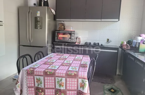 Linda casa no condomínio Eco Ville I. Casa contendo:  03 (Três) quarto(s) Sendo 1 suíte, sala, cozinha , 02 (Dois) banheiros, lavanderia coberta e garagem coberta p/ 2 carros.. 