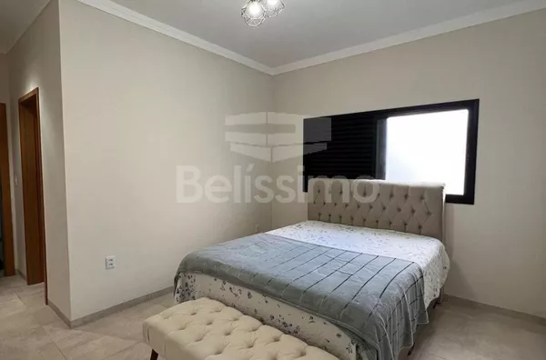 Casa com excelente localização 10 minutos do centro. Casa de 3 quartos, sendo 1 suíte com closet, 01(uma) sala de TV, 01(um) escritório, 01 (uma) cozinha com armários planejados, área gourmet com piscina, 01 (um) lavabo, 01 (uma) área de serviço coberta, 
