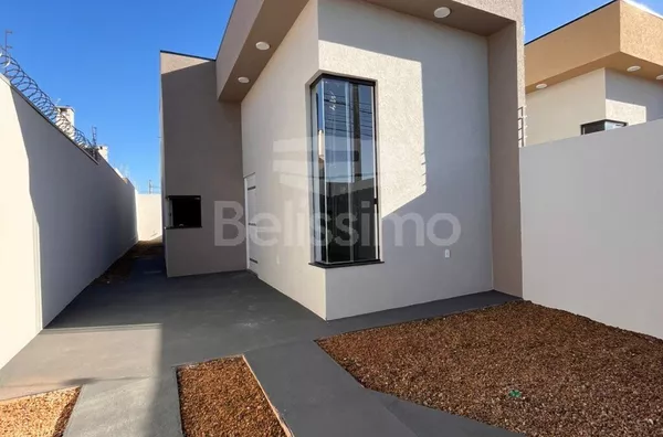 Casa com excelente localização 10 minutos do centro. Casa com 03 (três) quartos, sendo 01 (um) suíte, 02 (dois) banheiros, 01 (uma) sala de estar, 01 (uma) cozinha, 01 (uma) lavanderia e com garagem para 2 carro. 