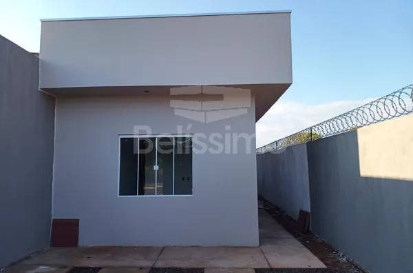 Casa localizada no bairro Parque São Carlos. Contendo 2 (dois) quartos, sendo 01 (um) suíte, 02 (dois) banheiros, 01 (uma) sala de estar, 01 (uma) cozinha, 01 (uma) lavanderia e com garagem para 2 carro. 