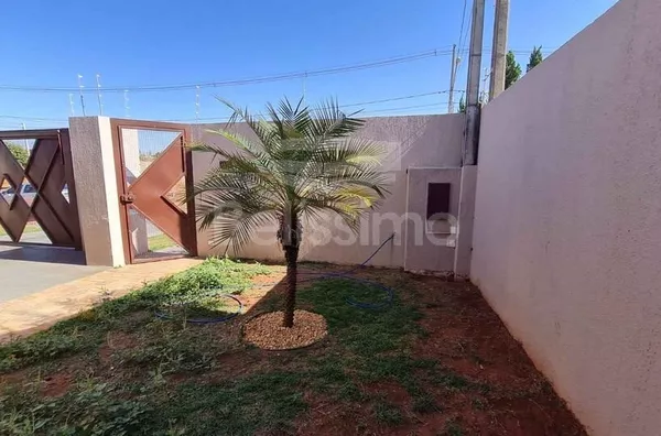 Imóvel Residencial localizado no Ipê IIII  em Três Lagoas MS, com 03(três) Quartos, sendo  01 Suíte com closet e Ar Condicionado em todos os quartos, Sala de Jantar,  Sala de TV, 03(três)  Banheiros, Área Gourmet, Piscina com Led, Aquecida com Hidro e Cas