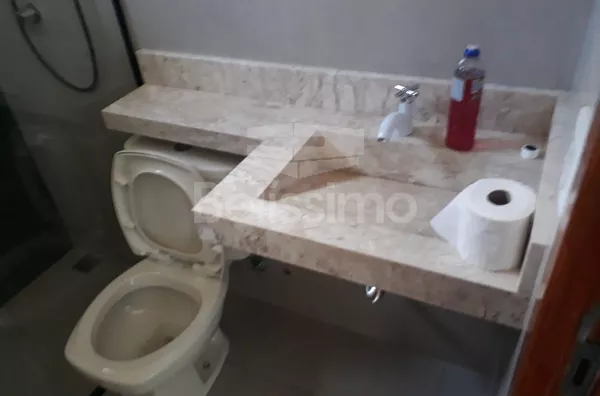 Casa com excelente localização, Casa de 2 quartos, sendo 2 suítes , 01(uma) sala de TV, 01 (uma) cozinha, ,03 (três) banheiros, Área gourmet e com garagem para 3 carros.  Terreno 264m²  Construção 65,50m²