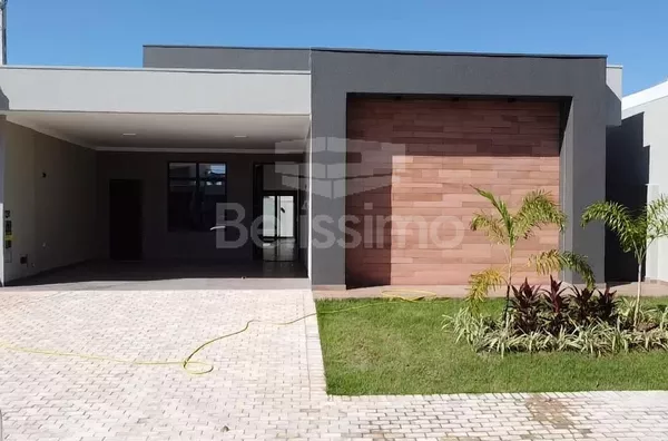 Casa com excelente localização no Condomínio Portal das Águas. Casa com 03(Três) quartos, sendo todos com suíte, 01(uma) sala com pé direito alto,  01(uma) cozinha com armários planejados, 1(uma) área gourmet, 04(quatro) banheiros, 01(uma) área de serviço