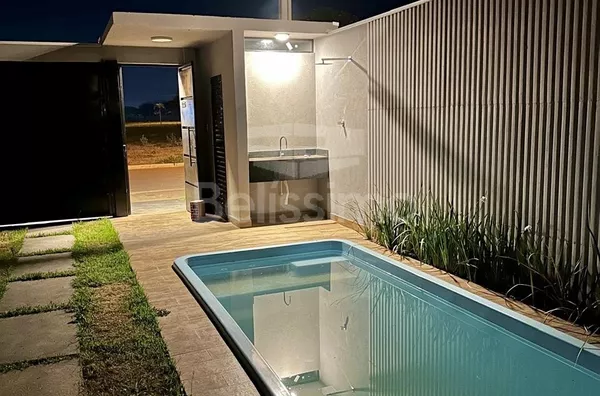 Ótima oportunidade no Loteamento Santa Helena. Casa de 3 quartos, sendo 1 suíte com closet e jardim privativo, 01(uma) sala com pé direito alto, 01 (uma) cozinha, churrasqueira, 01 (uma) área de serviço coberta e 02 (dois) banheiros e garagem para 2 carro