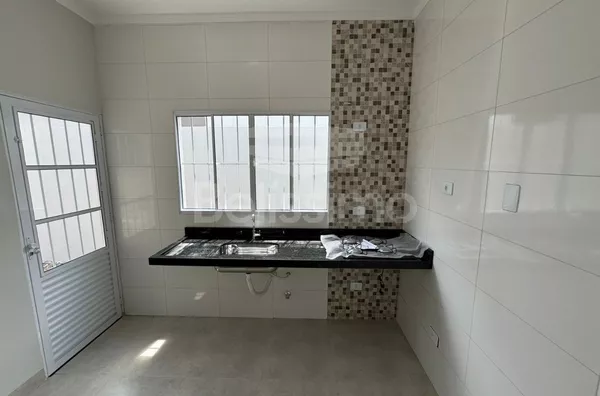 Casa localizada no bairro Mais Parque. Casa de 2 quartos sendo 1 (uma) suíte, 01(uma) sala de TV, 01 (uma) cozinha com ⁠Cooktop de 04 bocas , (02) banheiros com box, 01 (uma) área de serviço coberta e garagem para 2 carros.