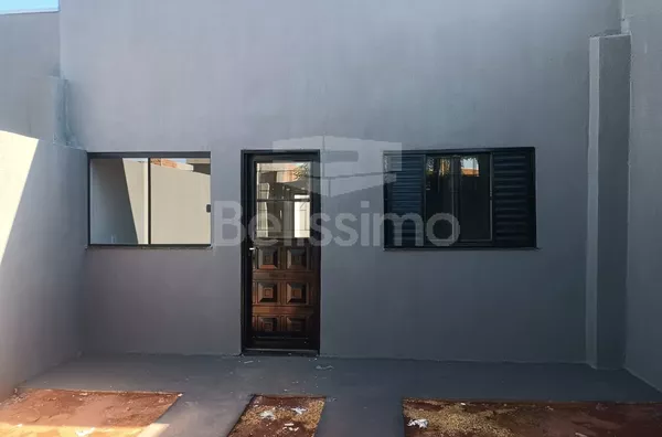 Casa bairro Ipê 1, bem localizada. Casa contendo, 2 (Dois) Quartos, sendo 1 (Uma) suíte, 2 (Dois) Banheiros, Sala de TV, Cozinha, Lavanderia e garagem para dois carros.