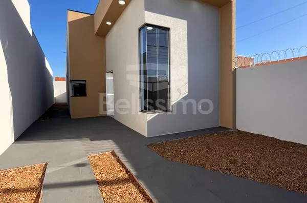 Casa com excelente localização 10 minutos do centro. Casa com 03 (três) quartos, sendo 01 (um) suíte, 02 (dois) banheiros, 01 (uma) sala de estar, 01 (uma) cozinha, 01 (uma) lavanderia e com garagem para 2 carro. 