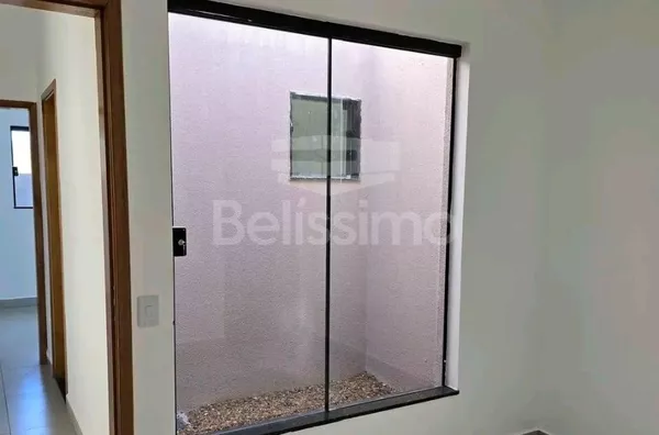 Casa localizada no Bairro Bela Vista da Lagoa, com 02(dois) Quartos, sendo uma suíte, 01(uma) Sala de TV, 01(jardim de inverno), 01(uma) cozinha, 02(dois)  Banheiros, Lavanderia coberta,  Garagem para 02 Veículos,