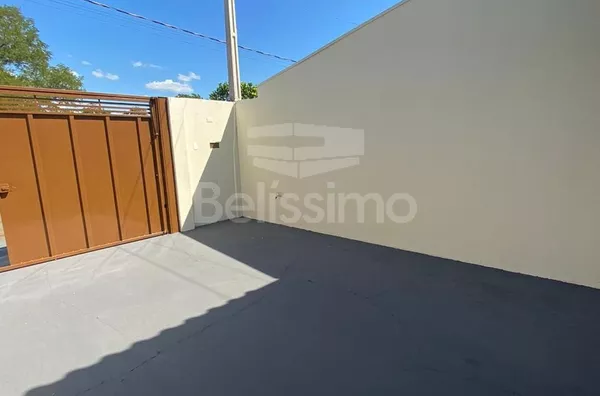 Casa com excelente localização no Quinta da Lagoa.  Casa Contendo: 03 (Três) Quartos, sendo 01 (um) suíte, 01 (uma) Sala de TV, 01 (uma) Cozinha, 02 (dois) Banheiros, 01 (uma) Área de serviço coberta, Garagem para 2 carros