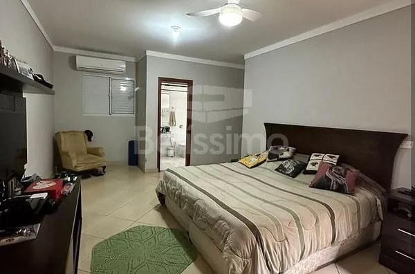 Linda Casa em um dos bairros mais nobres  de Três Lagoas. Casa de 3 quartos, sendo 3 suítes, duas com armários planejados, Hall, Banheiro social, Lavabo, Jardim de inverno, 01(uma) sala de estar e sala de jantar, 01 (uma) cozinha com armários planejados, 