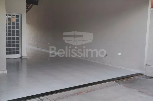 Linda Casa com excelente localização, 10 minutos do centro, Contendo 02(dois) quartos, sendo um com guarda-roupa embutido, 01(uma) sala com  01(uma) cozinha integrada e planejados, 01(um) banheiro, Ar-condicionado nos quartos e na sala, varanda ampla e co