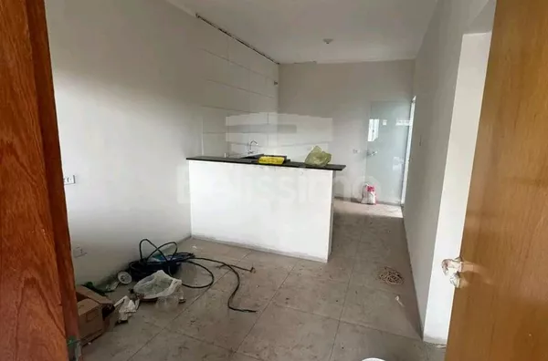 Casa com excelente localização 10 minutos do centro. Casa com 02 (dois) quartos, sendo 01 (um) suíte, 02 (dois) banheiros, 01 (uma) sala de estar, 01 (uma) cozinha, 01 (uma) lavanderia e com garagem para 2 carro.