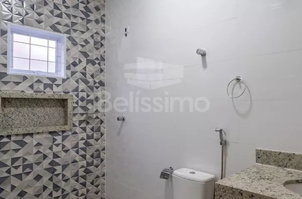 Casa localizada no bairro: Nova Três Lagoas , contendo os seguintes cômodos: 3(três) quartos, sendo 01 (uma) suíte, 01 (um) banheiro social,  01 (uma) cozinha, 01 (uma) sala TV com pé direito alto, 1(uma) lavanderia coberta, garagem  para 2 carros.