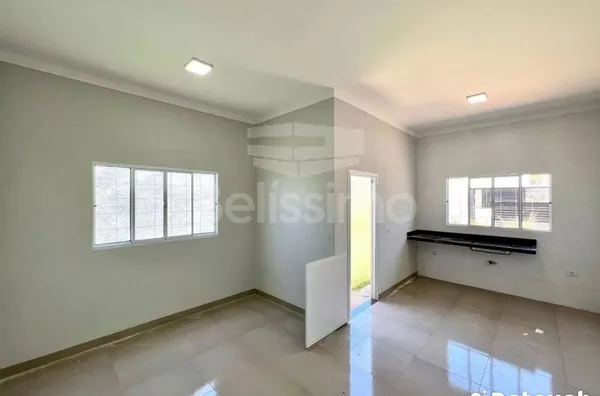 Casa localizada no bairro Bosque das Araras. Casa de 2 quartos,  sendo 01(uma) suíte 01(uma) sala de TV, 01 (uma) cozinha, (02) banheiros, 01 (uma) área de serviço coberta e garagem para 2 carros.