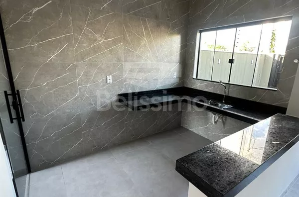 Casa com excelente localização. Casa de 2 quartos,  01(uma) sala de TV, 01 (uma) cozinha, (01) banheiro, 01 (uma) área de serviço coberta e garagem para 2 carros.