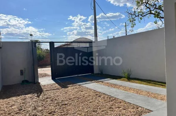 Casa localizada em Três Lagoas M/S, no bairro Santa Júlia, com acabamento de qualidade contendo os seguintes cômodos: 2(dois) quartos, 01 (um) banheiro social, 01 (uma) cozinha, 01 uma) sala TV. 1(uma) lavanderia coberta, garagem  para 2 carros.  Construç