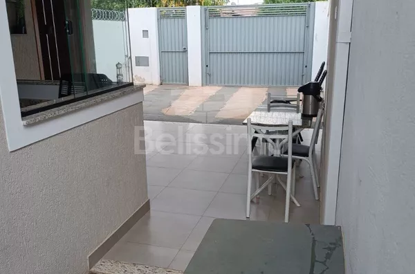 Linda casa á venda, Contendo 03(três) quartos, sendo uma suíte, 01(uma) sala de TV, (01) sala de jantar,   01(uma) cozinha com planejados, 02(dois) banheiros, 01(uma) área de serviço coberta e com garagem para 2 carros.   Área Construída:85.66m²  Área Ter