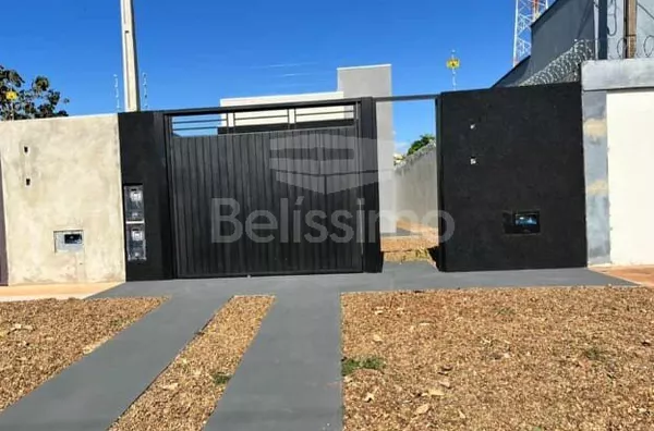 Casa localizada em Três Lagoas M/S, no bairro Santa Júlia, com acabamento de qualidade contendo os seguintes cômodos: 2(dois) quartos, 01 (um) banheiro social, 01 (uma) cozinha, 01 uma) sala TV. 1(uma) lavanderia coberta, garagem  para 2 carros.  Construç