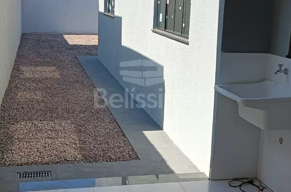 Linda casa no bairro Setsul, casa a 10 minutos do centro. Casa com 02 (dois) quartos, 01 (um) banheiro, sala de tv, cozinha, lavanderia coberta e garagem para dois carros 