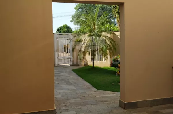 Lindo sobrado localizado no bairro São Jorge, sobrado estruturado, com piscina e churrasqueira 