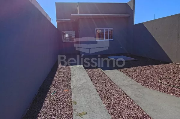 Casa no loteamento Santa Helena, com 02(dois) Quartos, sendo uma suíte, 01(uma) Sala de TV, 01(jardim de inverno), 01(uma) cozinha, 02(dois) Banheiros, Lavanderia coberta, Garagem para 02 Veículos,