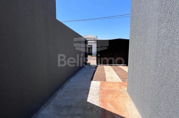 Casa com excelente localização 10 minutos do centro. Casa com 02 (dois) quartos, sendo 01 (um) suíte, 02 (dois) banheiros, 01 (uma) sala de estar, 01 (uma) cozinha, 01 (uma) lavanderia, com garagem para 2 carro e espaço para ampliação.