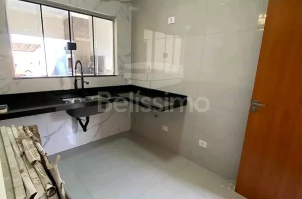 Casa para venda, bairro Bela Vista, contendo: 3 quarto(s) sendo 1 suíte, sala ampla, cozinha c/ planejados, 2 banheiros c/ planejados, lavanderia coberta, área de churrasco, e garagem p/ 3 carros