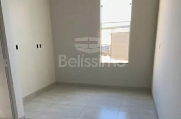 Casa com excelente localização 10 minutos do centro. Casa de 2 quartos,  01(uma) sala de TV, 01 (uma) cozinha, 01 (uma) área de serviço, 01 (um) banheiro e com garagem para 2 carros.  Construção 64m²