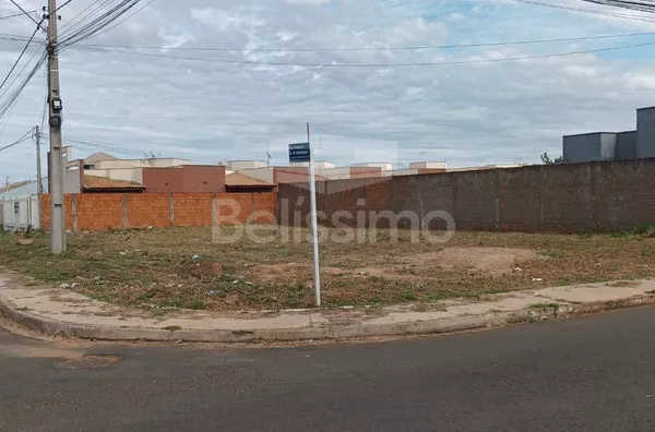 Terreno com excelente localização no Bairro Jd dos Ipês , 10 minutos do centro, medindo 15x30, totalizando 450m².